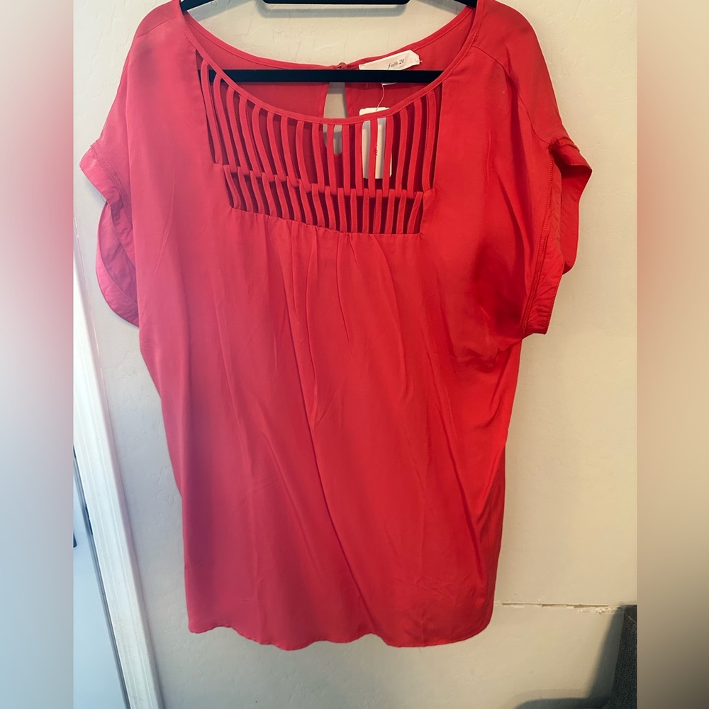 NWT Faith 21 bright coral short sleeve shirt. Size 1x. Great neck design.